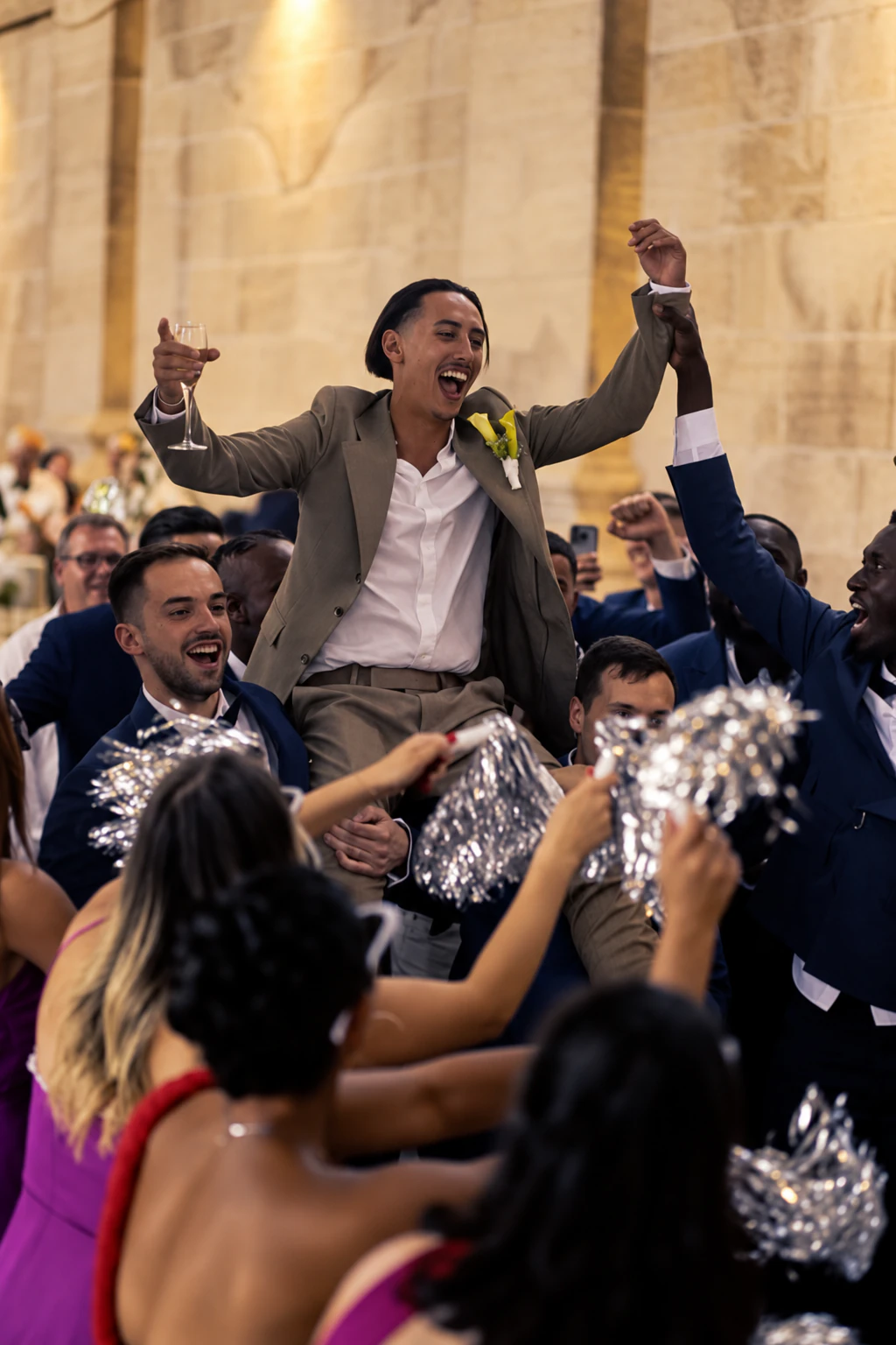Ambiance raffinée de mariage avec marié et invités