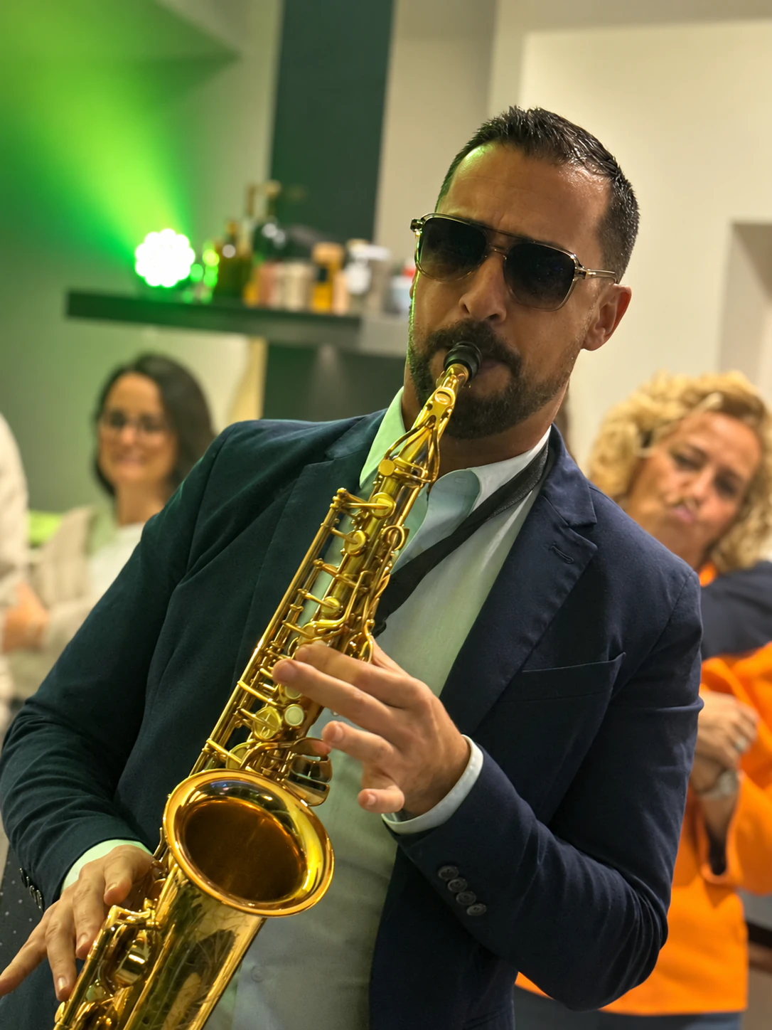 Tom Sax en performance live sous éclairage scénique émeraude