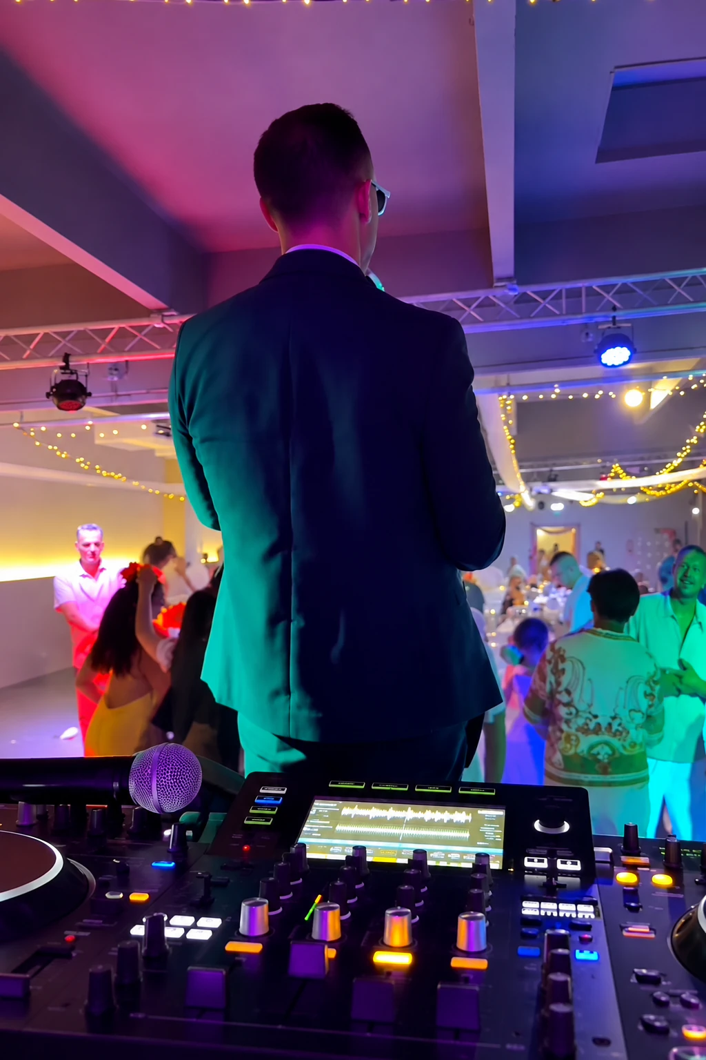 Tom Sax sur scène aux côtés du DJ face à la foule