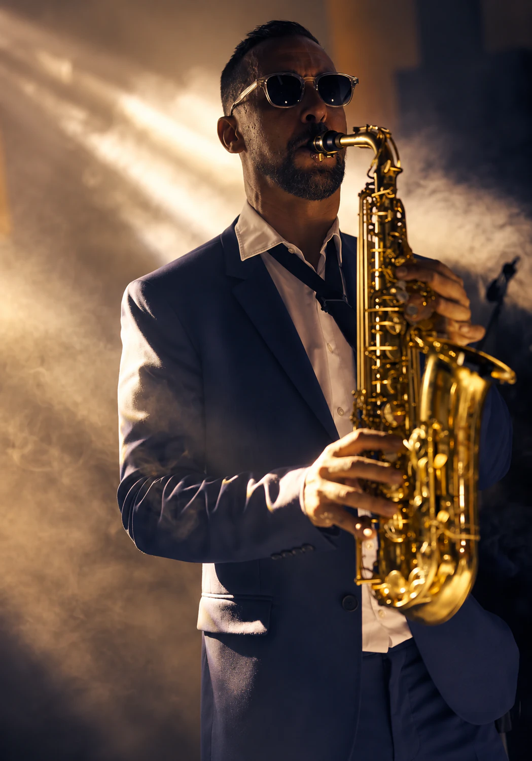 Tom Sax en performance live sous les lumières scéniques